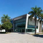 Fachada da Câmara Municipal de Ariquemes, local do concurso com salários de até R$ 5.907
