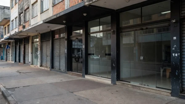 Loja das Casas Bahia em shopping de São José dos Campos é fechada. — Foto: Sarah Brito/g1