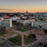 Vista urbana de Ariquemes representando cenário político com críticas a poder econômico e fake news