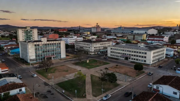 Vista urbana de Ariquemes representando cenário político com críticas a poder econômico e fake news