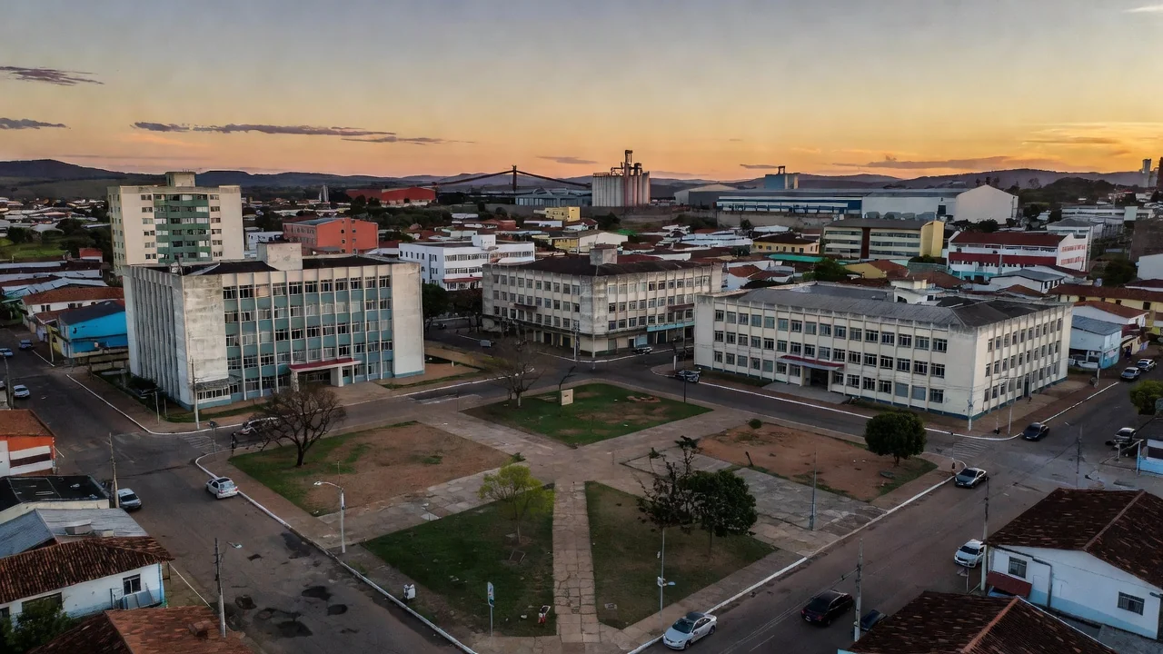 Vista urbana de Ariquemes representando cenário político com críticas a poder econômico e fake news