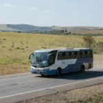 Ônibus intermunicipal em rodovia brasileira com desconto para idosos