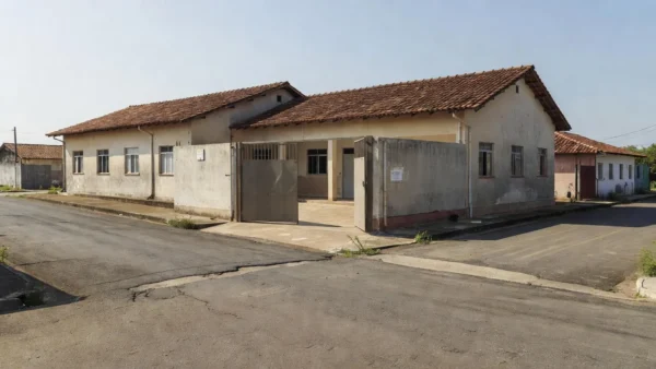 Fachada da Delegacia de Extrema em Porto Velho com portão aberto