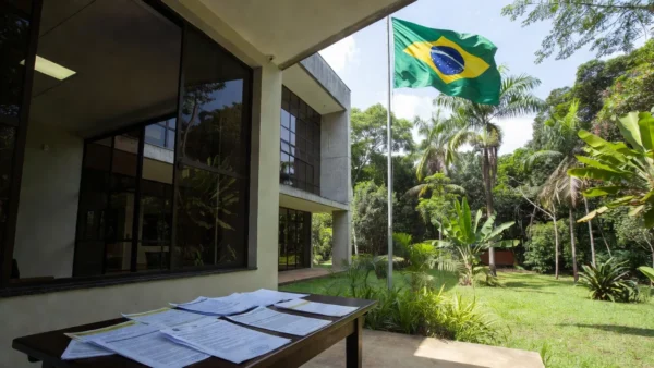 Prédio do TRE-RO com documentos eleitorais sobre candidaturas para deputado em 2026
