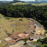 Vista aérea da Amazônia com pastagens de gado, madeira e garimpo de ouro