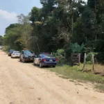 Viaturas policiais em estrada rural de Minas Gerais após recaptura de criminosos