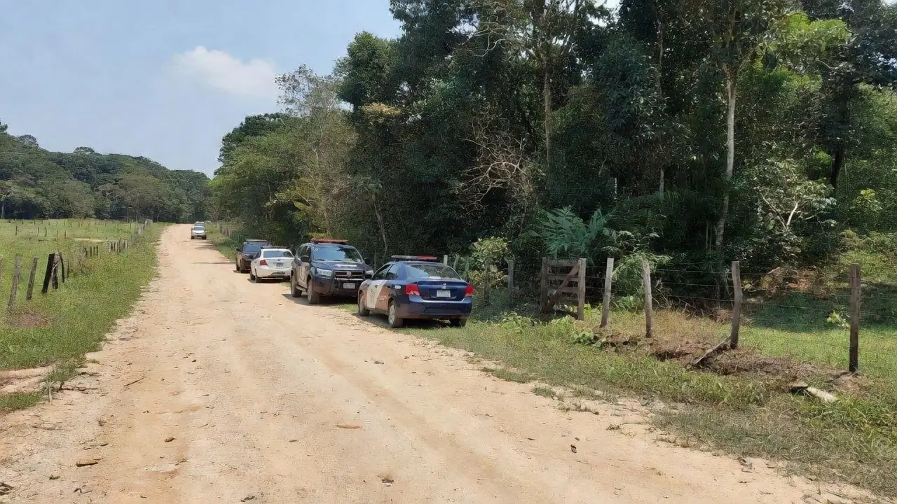 Viaturas policiais em estrada rural de Minas Gerais após recaptura de criminosos