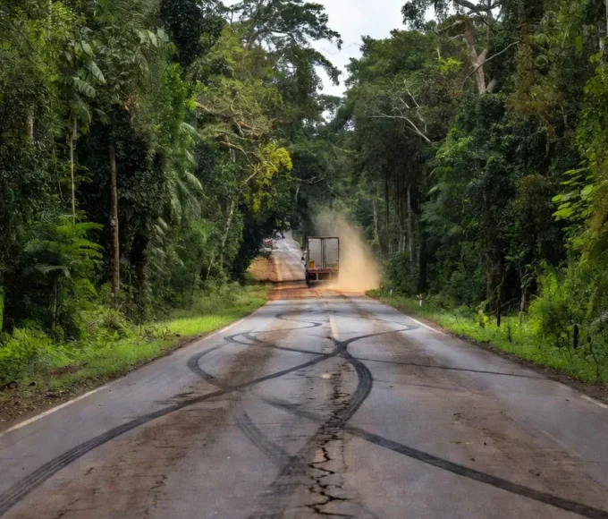 Rodovia BR-319 na Amazônia com carreta em fuga após acidente