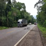Acidente com carreta e ciclista na BR-319 em Ariquemes