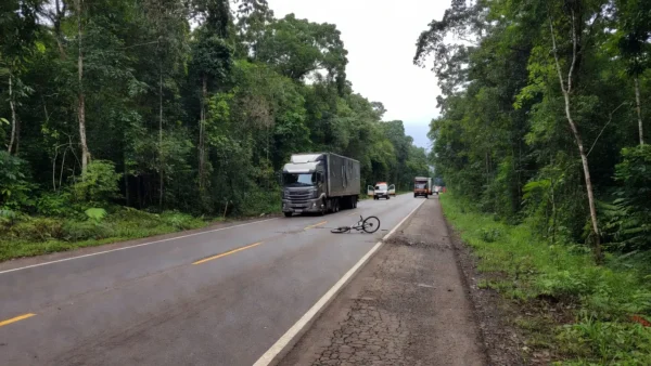Acidente com carreta e ciclista na BR-319 em Ariquemes
