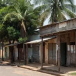 Rua comercial em Ariquemes com lojas e campo esportivo, agenda de campanha
