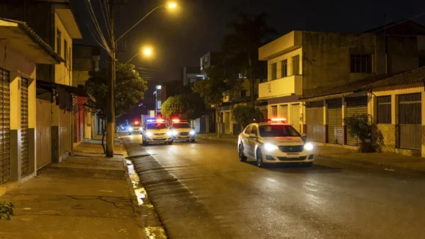 Viaturas da Guarda Municipal de Porto Velho em patrulhamento noturno no centro