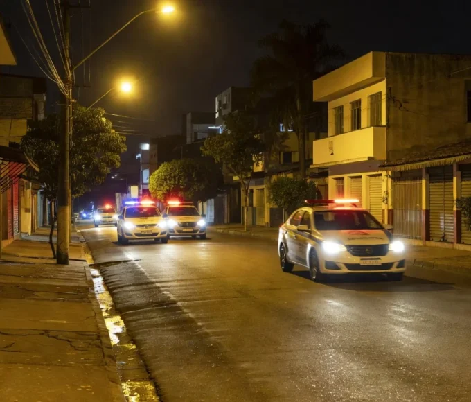 Viaturas da Guarda Municipal de Porto Velho em patrulhamento noturno no centro
