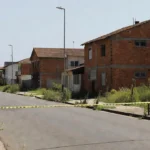 Rua no bairro Porto Madero com fita de isolamento policial após tentativa de homicídio
